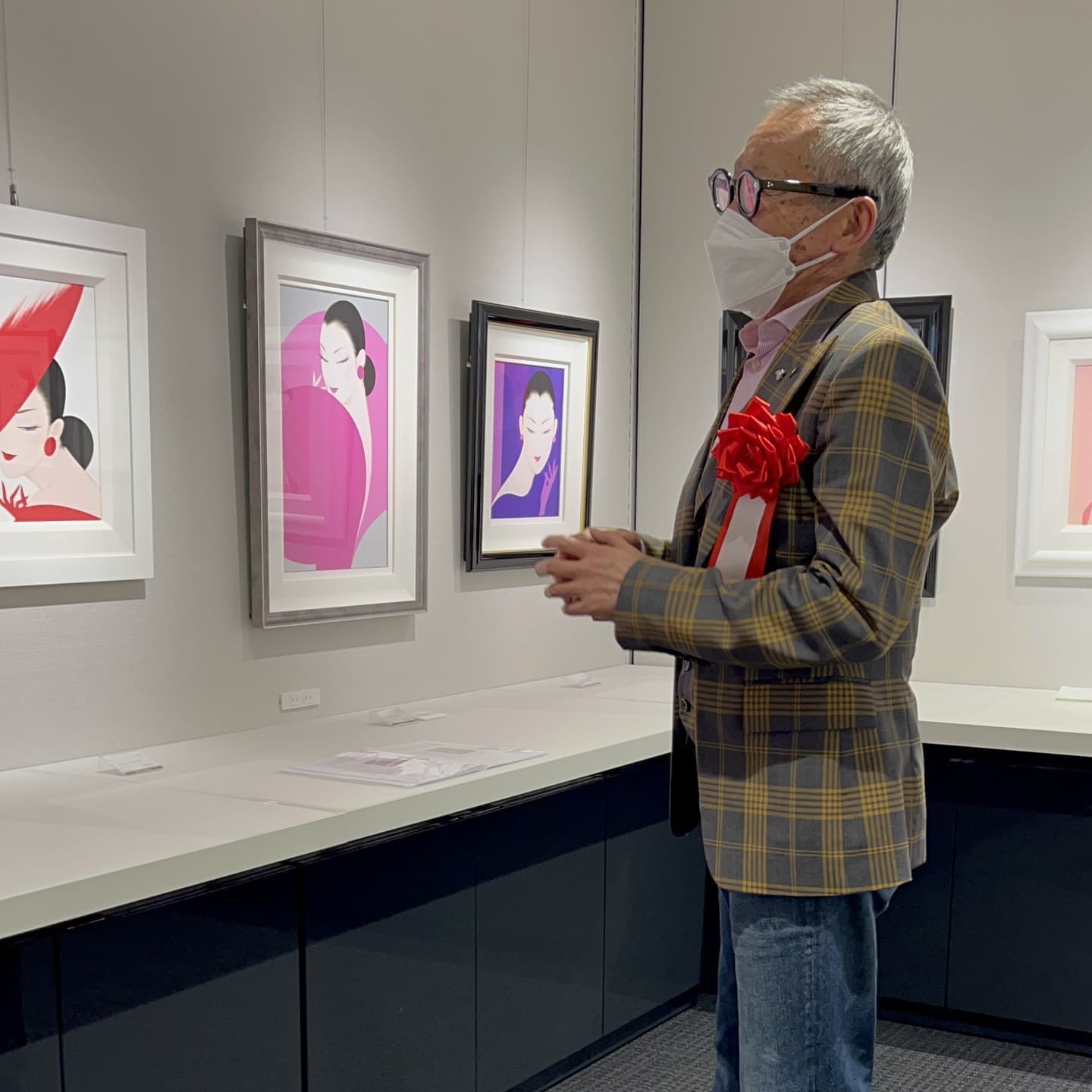 「鶴田一郎美人画展 ミューズとの再会」福岡三越 4階美術画廊：作品の前でTV取材を受ける鶴田一郎