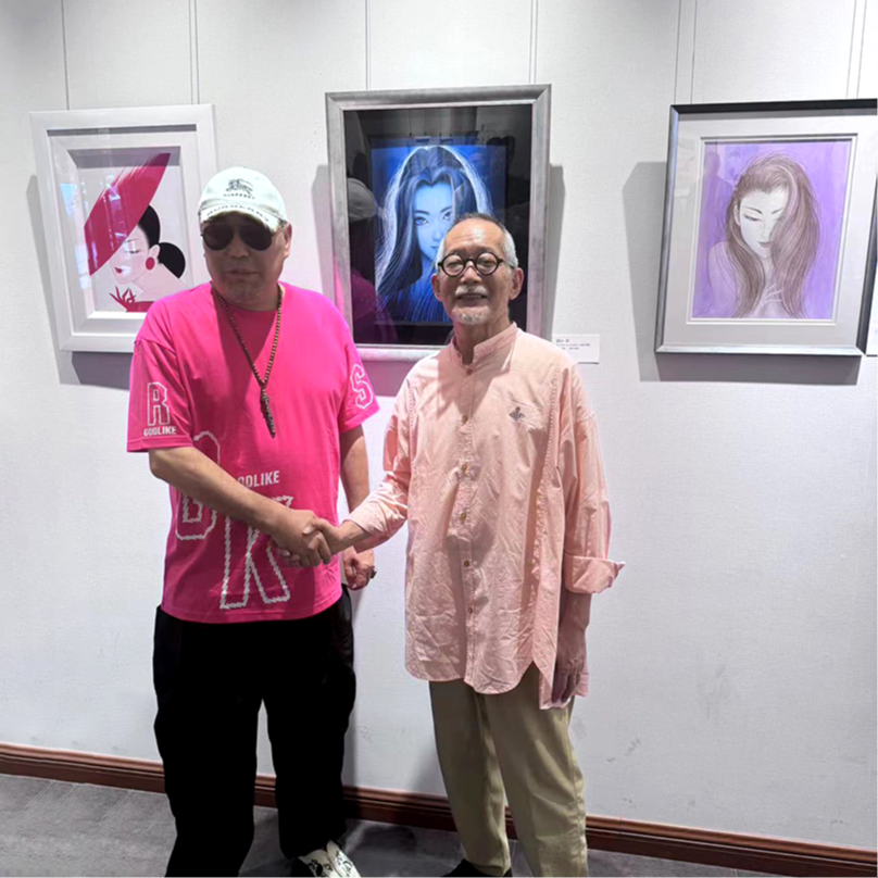 「鶴田一郎美人画展 ミューズとの再会」福岡三越 4階美術画廊：作品の前でTV取材を受ける鶴田一郎