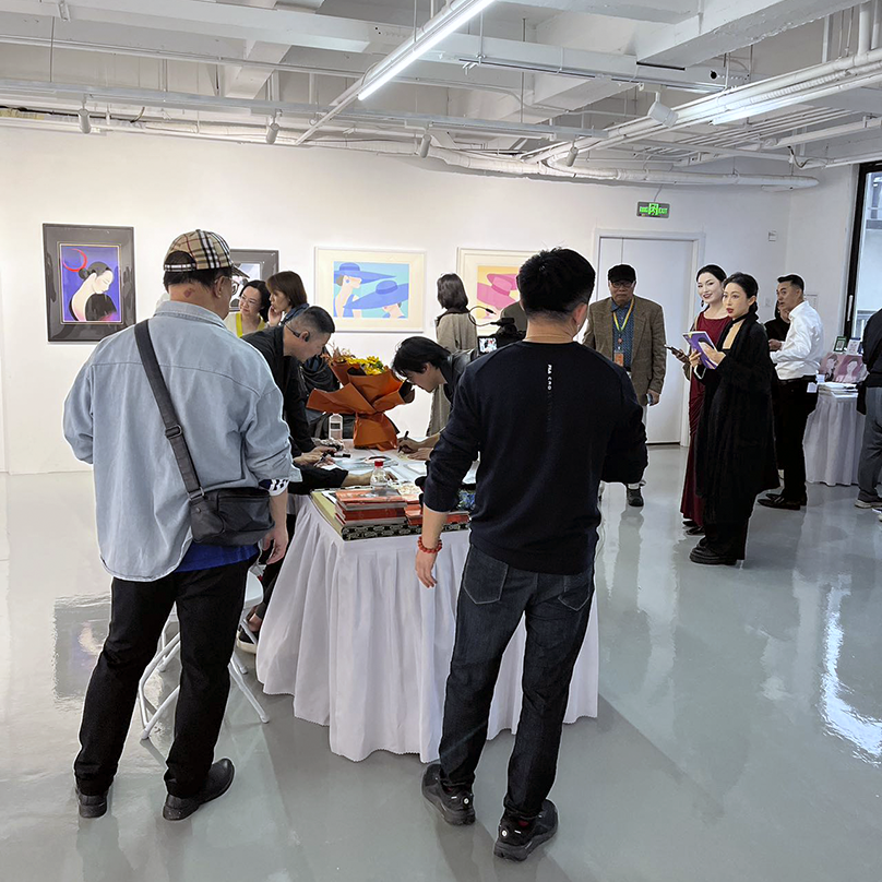 「鶴田一郎美人画展 ミューズとの再会」福岡三越 4階美術画廊：入口右展示室内