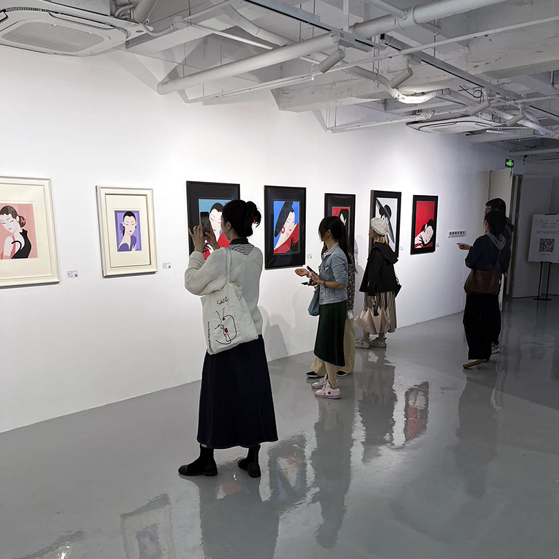 「鶴田一郎美人画展 ミューズとの再会」福岡三越 4階美術画廊：作品の前でTV取材を受ける鶴田一郎