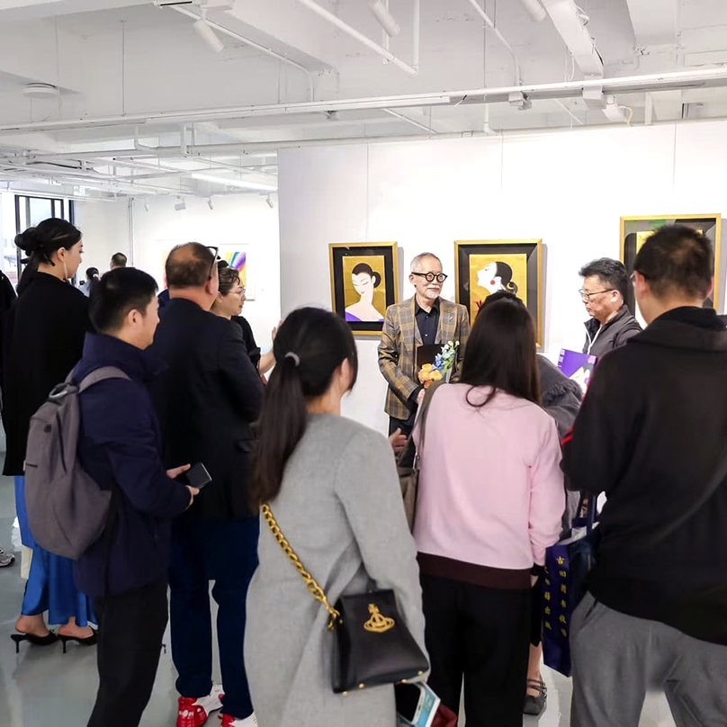 「鶴田一郎美人画展 ミューズとの再会」福岡三越 4階美術画廊：入口正面の壁面展示
